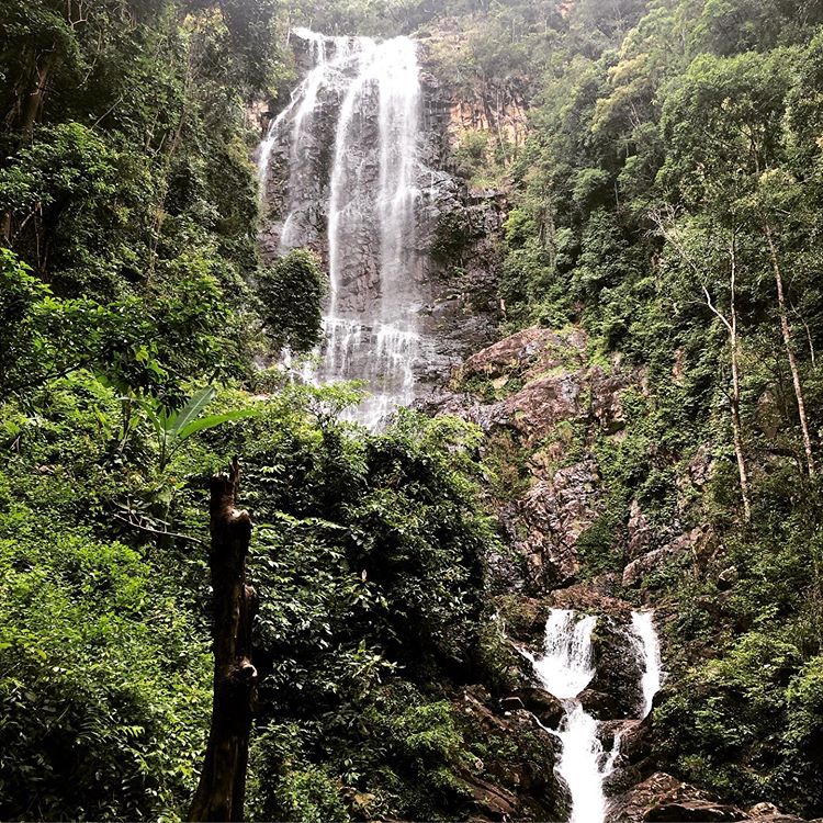Temurun Wasserfall von 200m Gesamtlänge